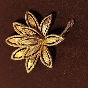 AVON 1971 Vintage Precious Pretenders Lotus Pin